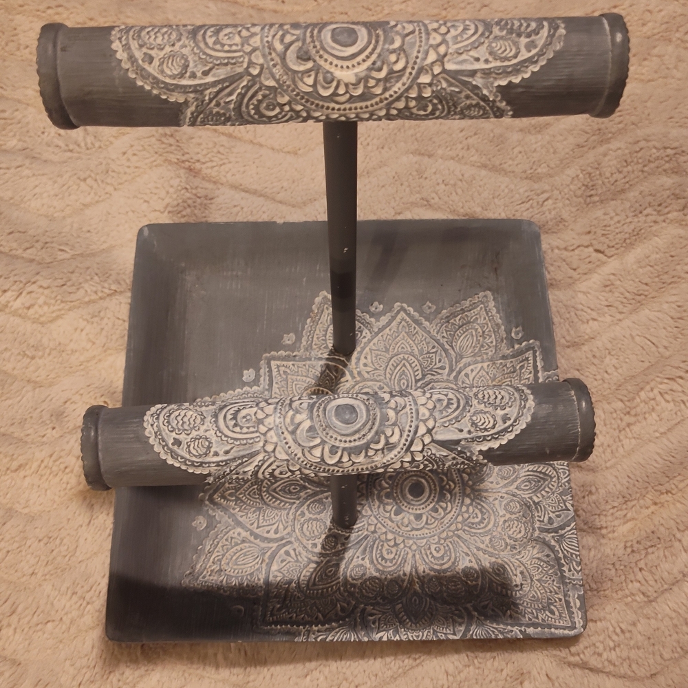 Black and Cream Jewelry Stand